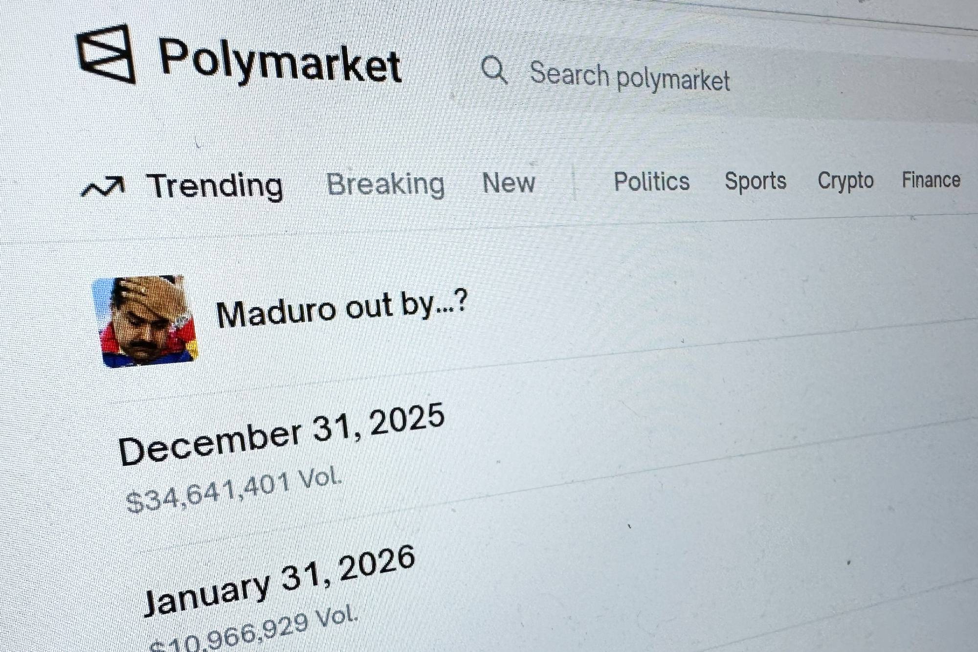 Skjermbilde av Polymarket-nettside som viser en trending-listepost. Listen inneholder et bilde av Nicolas Maduro og teksten "Maduro out by...?". Under er en oppføring for 31. desember 2025 med et volum på $34,641,401. En ny oppføring for 31. januar 2026 er også synlig. (Bildebeskrivelsen er laget av en KI-tjeneste)