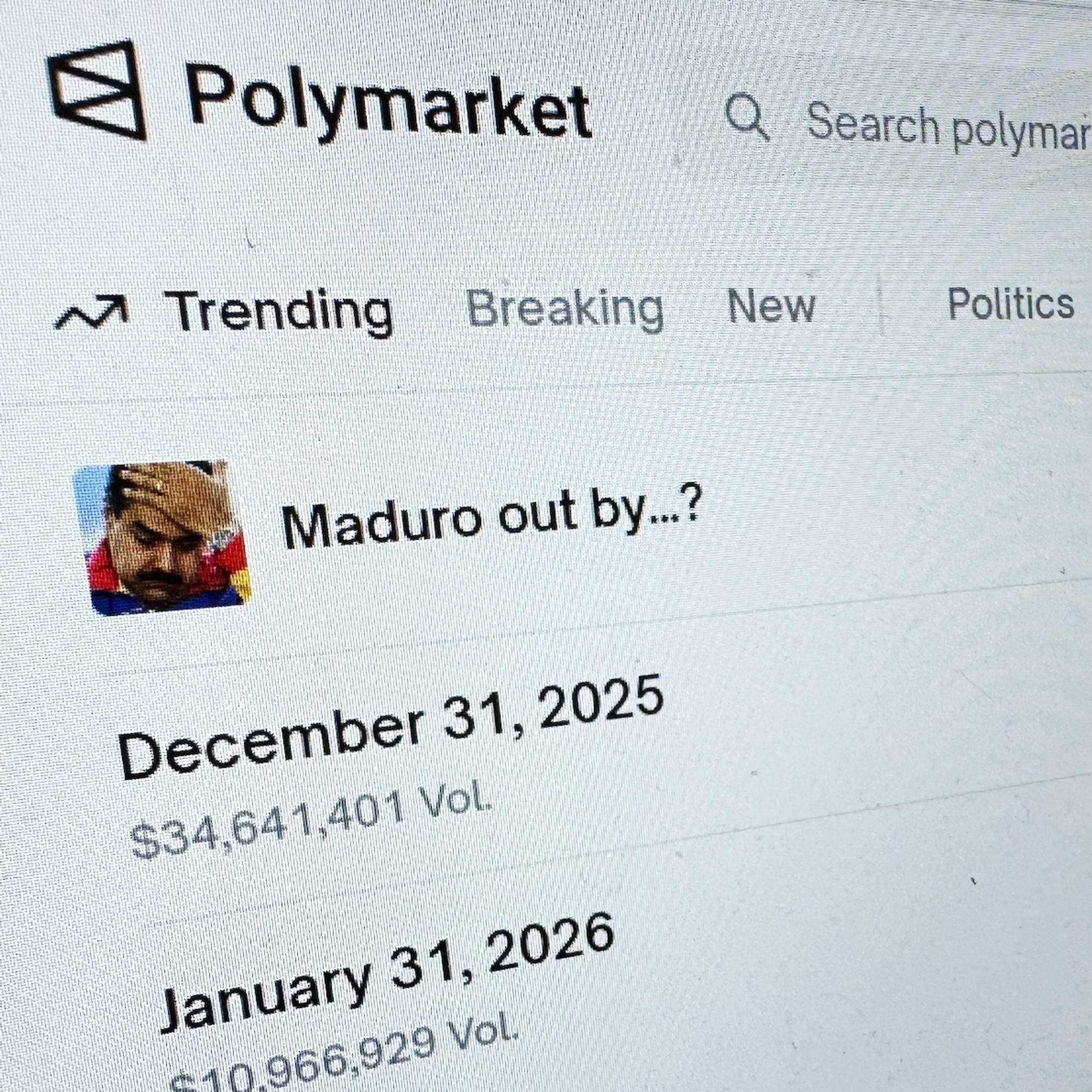 Skjermbilde av Polymarket, en nettbasert handelsplattform for politiske og økonomiske hendelser. Bildet viser en liste over hendelser, inkludert "Maduro out by...?" med et bilde av Nicolás Maduro. Under ligger datoer og volum for desember 2025 og januar 2026. (Bildebeskrivelsen er laget av en KI-tjeneste)