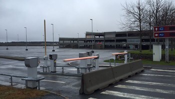 Tom parkeringsplass på Moss lufthavn Rygge.