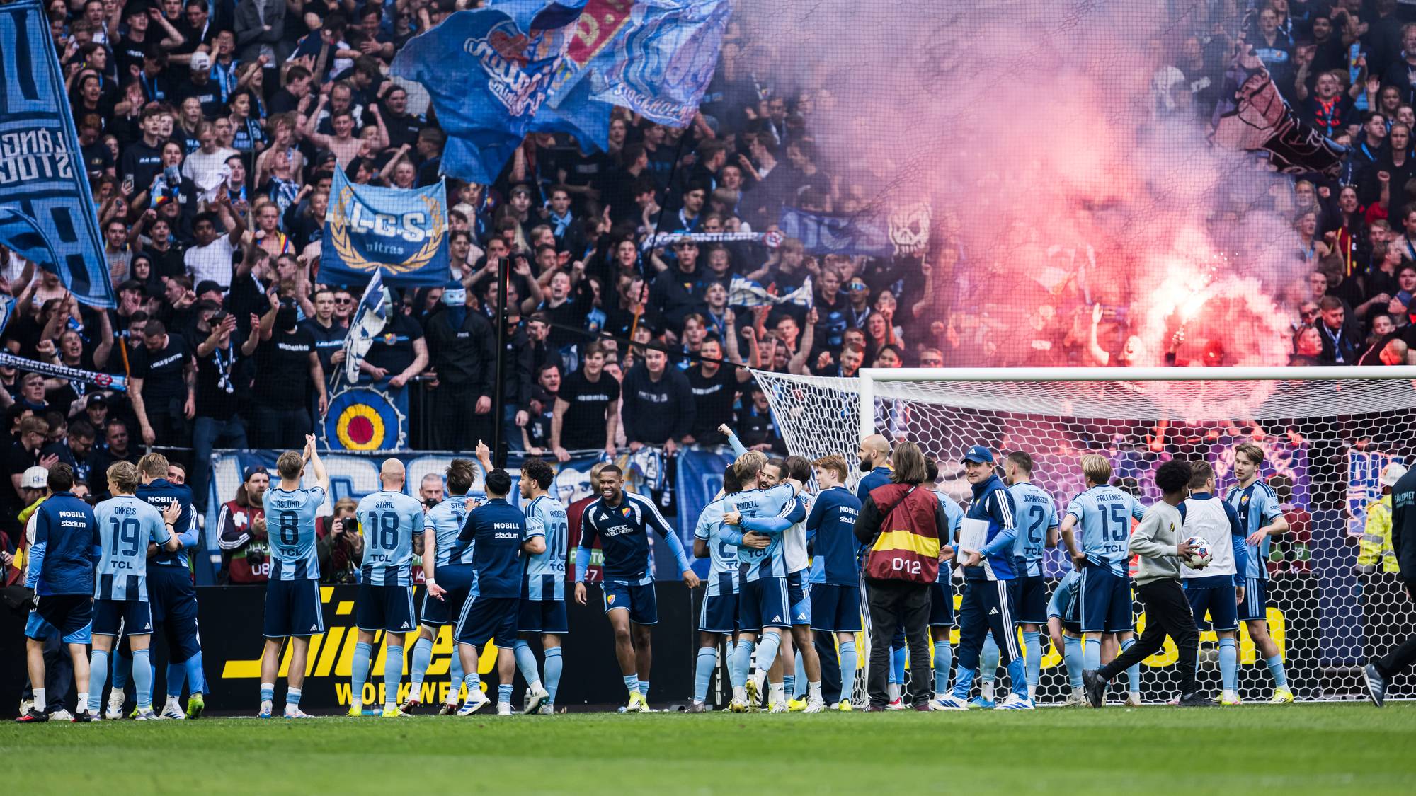 Djurgården-fansen feirer seieren over AIK. 