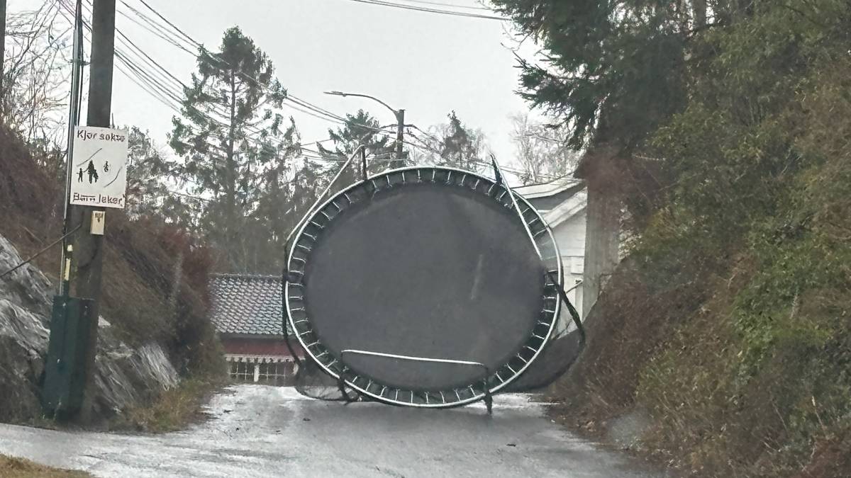 Trampoline blåste av gårde i Arendal