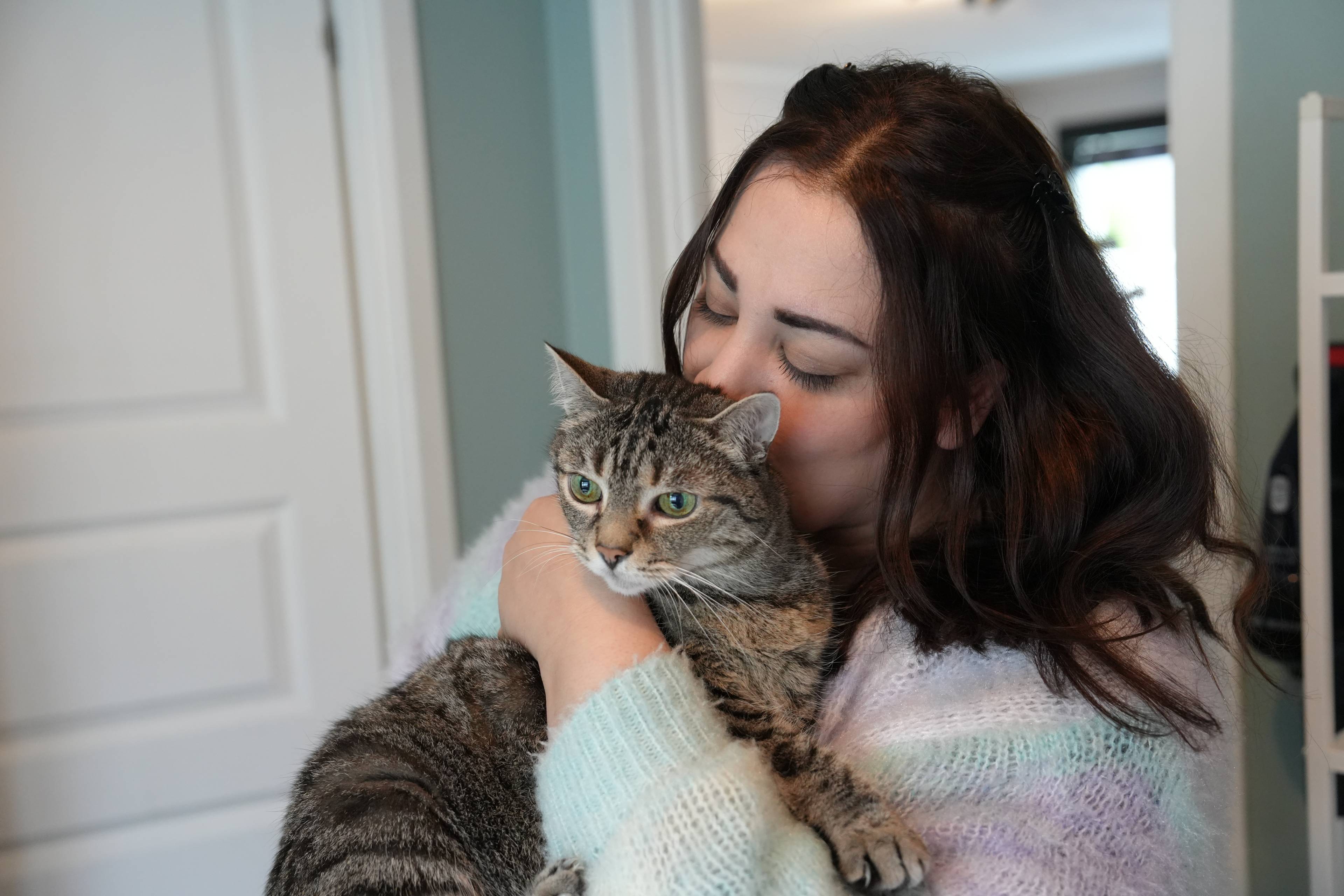Kvinne med katt