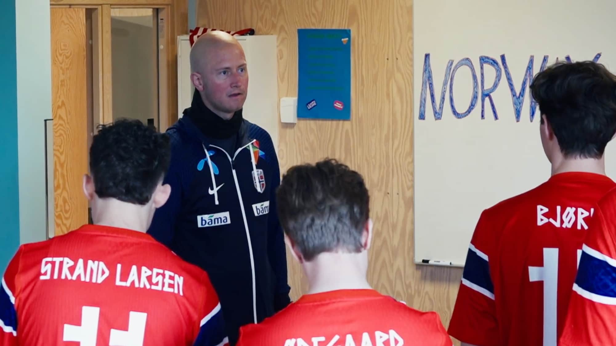 Christian Mikkelsen kledd og sminket som landslagsjef Ståle Solbakken i VM-spesialen til «Humoretaten».