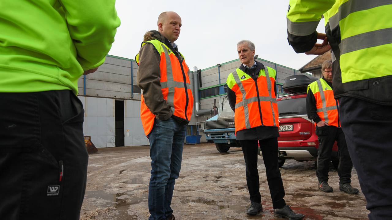 Sp-leder Trygve Slagsvold Vedum og Ap-leder Jonas Gahr Støre besøker Forestias fabrikk på Braskereidfoss i Innlandet. 