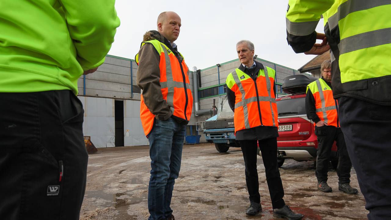 Sp-leder Trygve Slagsvold Vedum og Ap-leder Jonas Gahr Støre besøker Forestias fabrikk på Braskereidfoss i Innlandet.