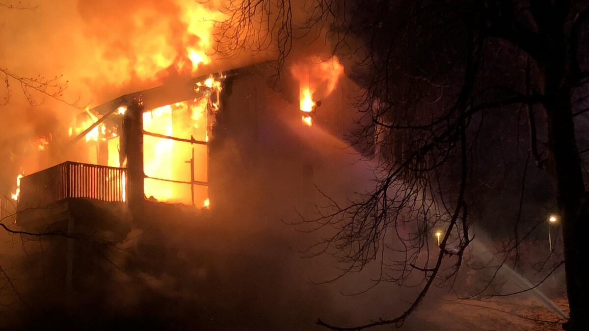Kraftig brann i rekkehus i Vaksdal 