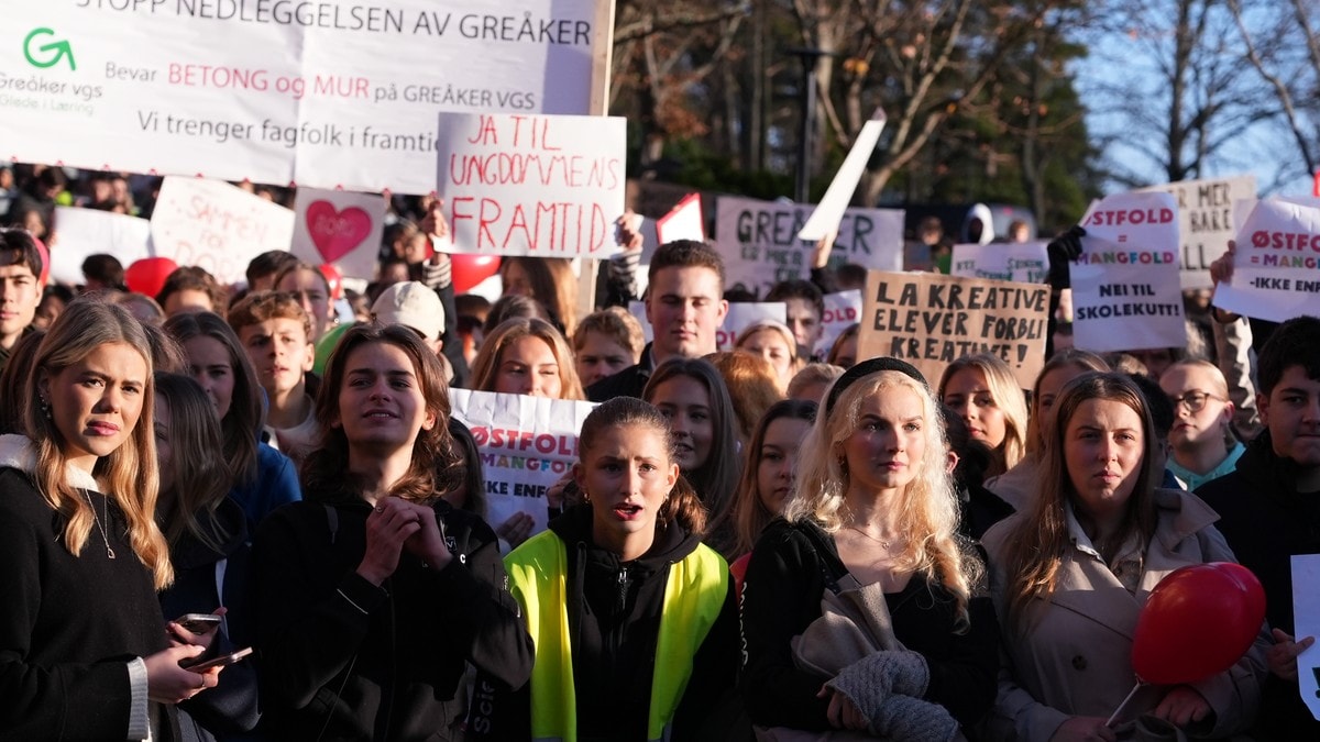 Over tusen elever demonstrerte: Vil fortsatt legge ned to skoler