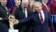 Petr David Josek / AP,NTB Gianni Infantino og Vladimir Putin holder VM-trofeet. Bak dem står flere kvinner i uniform. (Bildebeskrivelsen er laget av en KI-tjeneste)