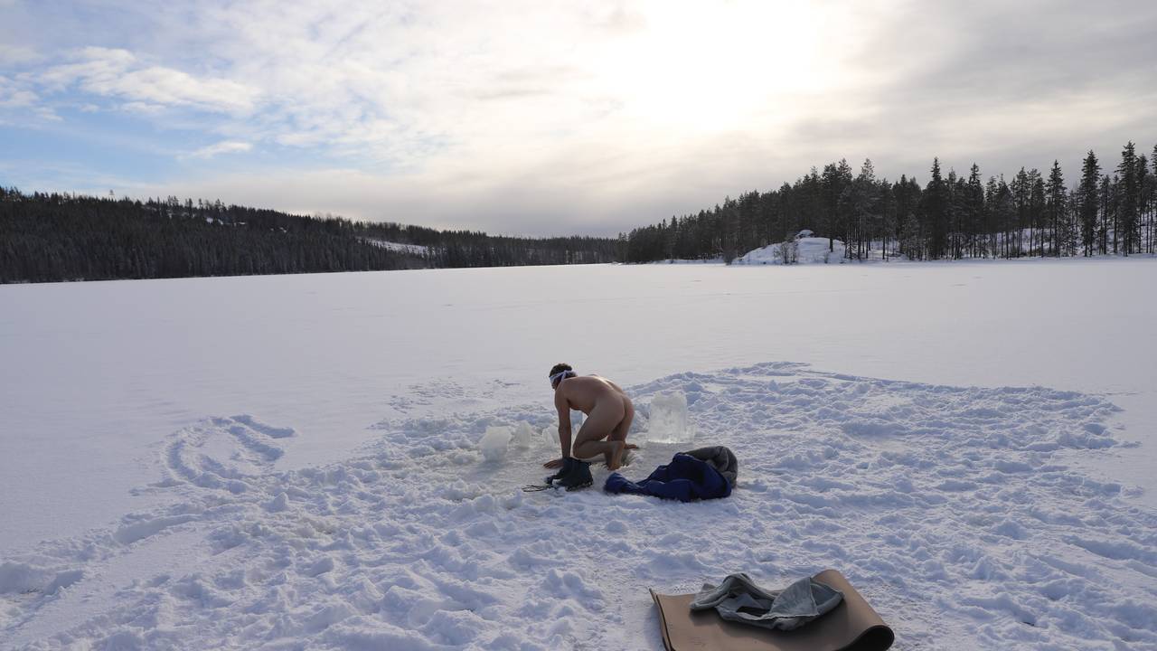 Helge Braathen senker seg ned i isvannet