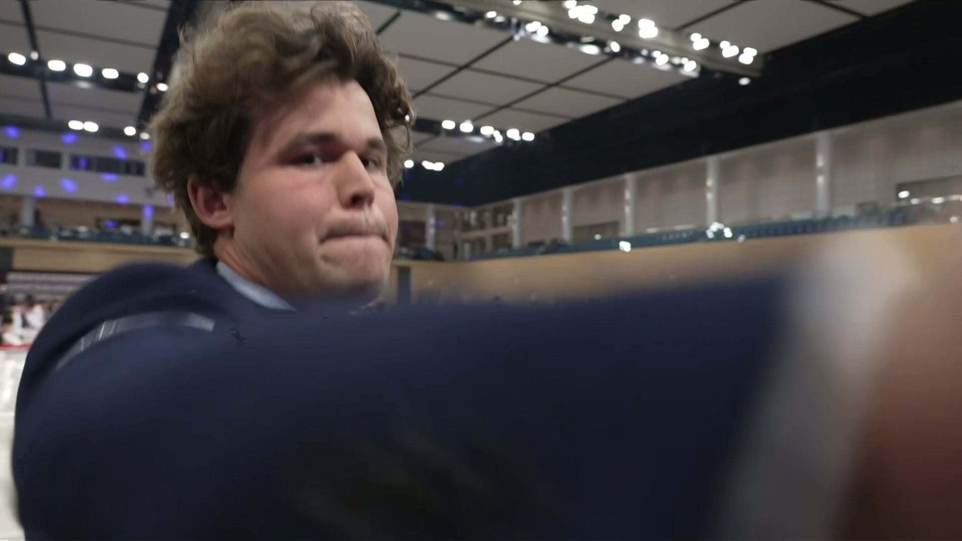 Frustrert Carlsen dyttet bort NRK-kameraet – tilbake i gullkampen etter sterk avslutning