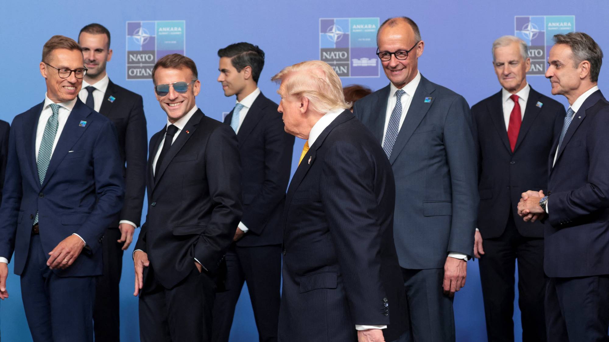 USAs president Donald Trump sammen med europeiske kolleger etter at det er tatt et "familiefoto" av Matos stats- og regjeringssjefer i Ankara. 8. juli.