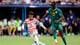 JAMIE SQUIRE / GETTY IMAGES NORTH AMERICA,NTB Fotballspiller i USA-drakt med nummer 26 kontrollerer ballen. En motspiller i Senegals drakt med nummer 22 følger etter. Begge er på en fotballbane. Tilskuere er synlige i bakgrunnen. (Bildebeskrivelsen er laget av en KI-tjeneste)