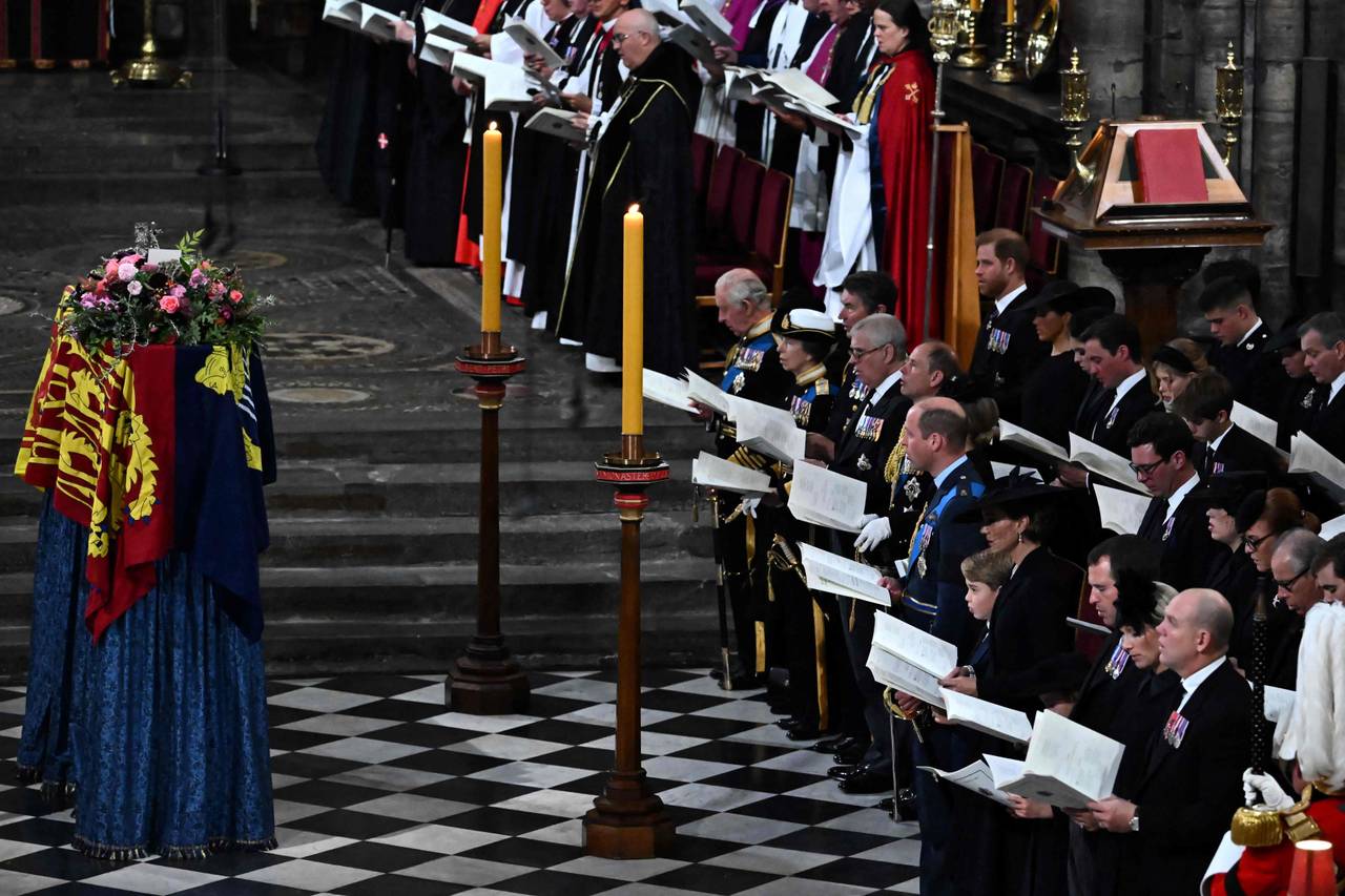 Re Carlo e i membri della famiglia reale cantano al funerale della regina Elisabetta. 