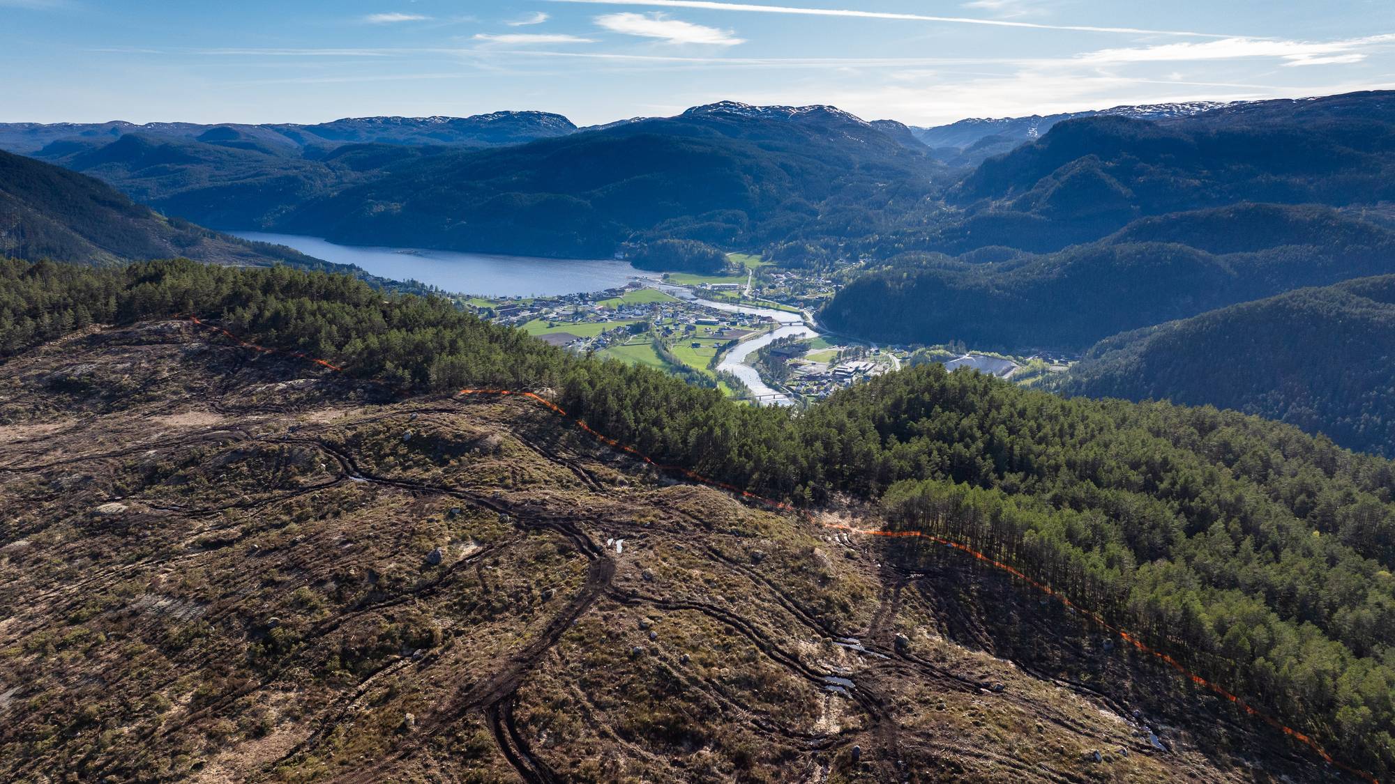 Industriområde overfor Tonstad. Her vil Greenscale bygge et stort datasenter. Bygda skimtes nedi dalen. 