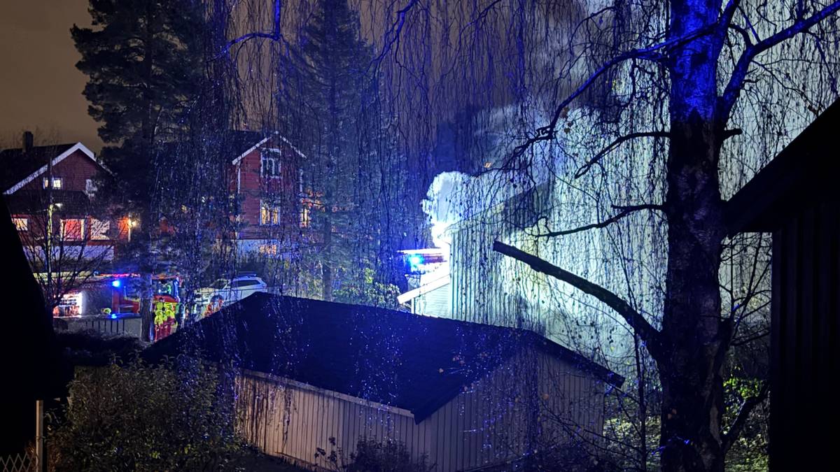 Brann i rekkehus på Ullern: – Åpne flammer