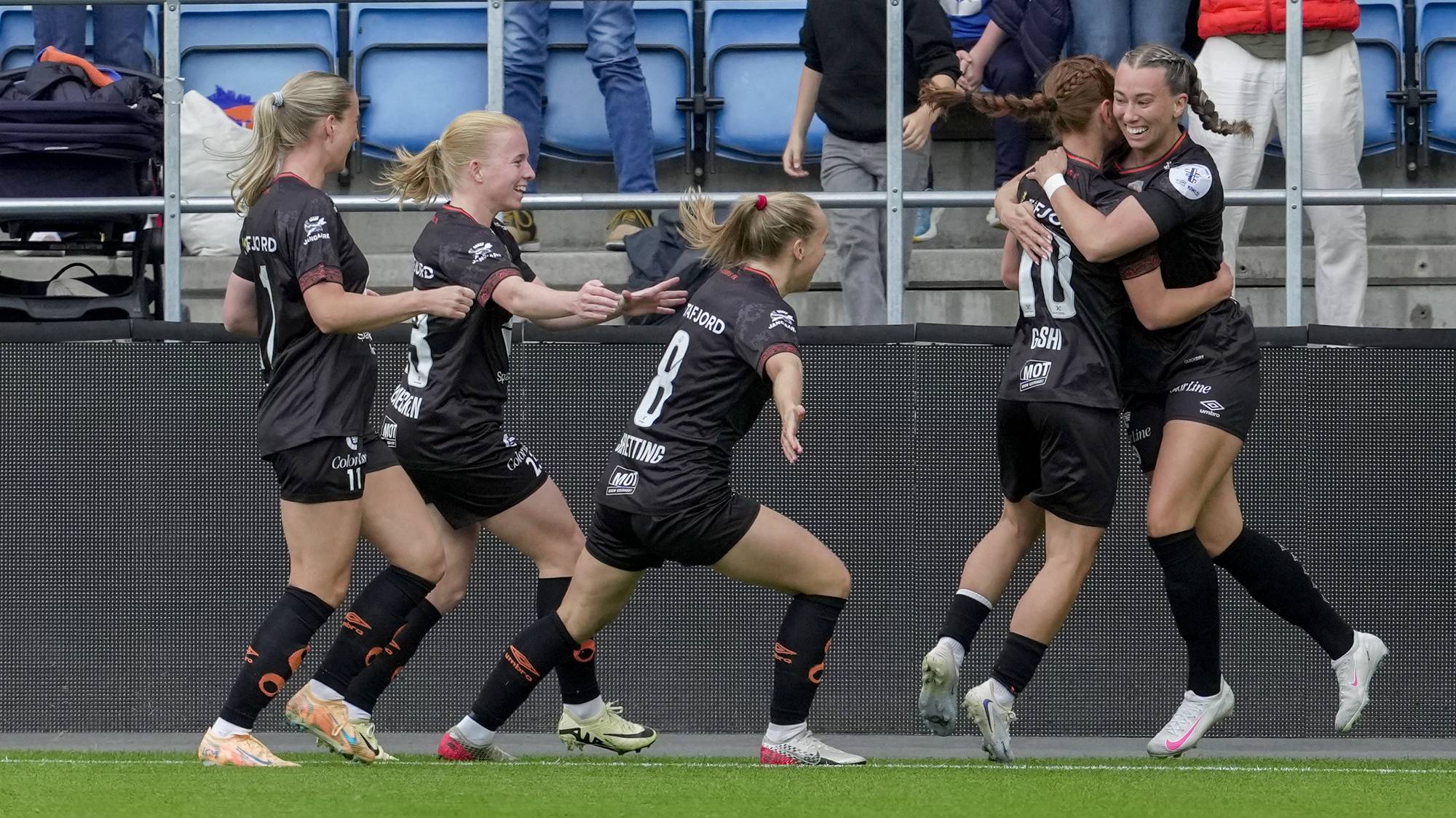Oslo 20260906. Jubel etter skåring av Aalesund-spiller Katarina Dybvik Sunde under NM-finalen i fotball for kvinner mellom Brann – Aalesund på Ullevaal stadion i Oslo søndag. Foto: Terje Bendiksby / NTB