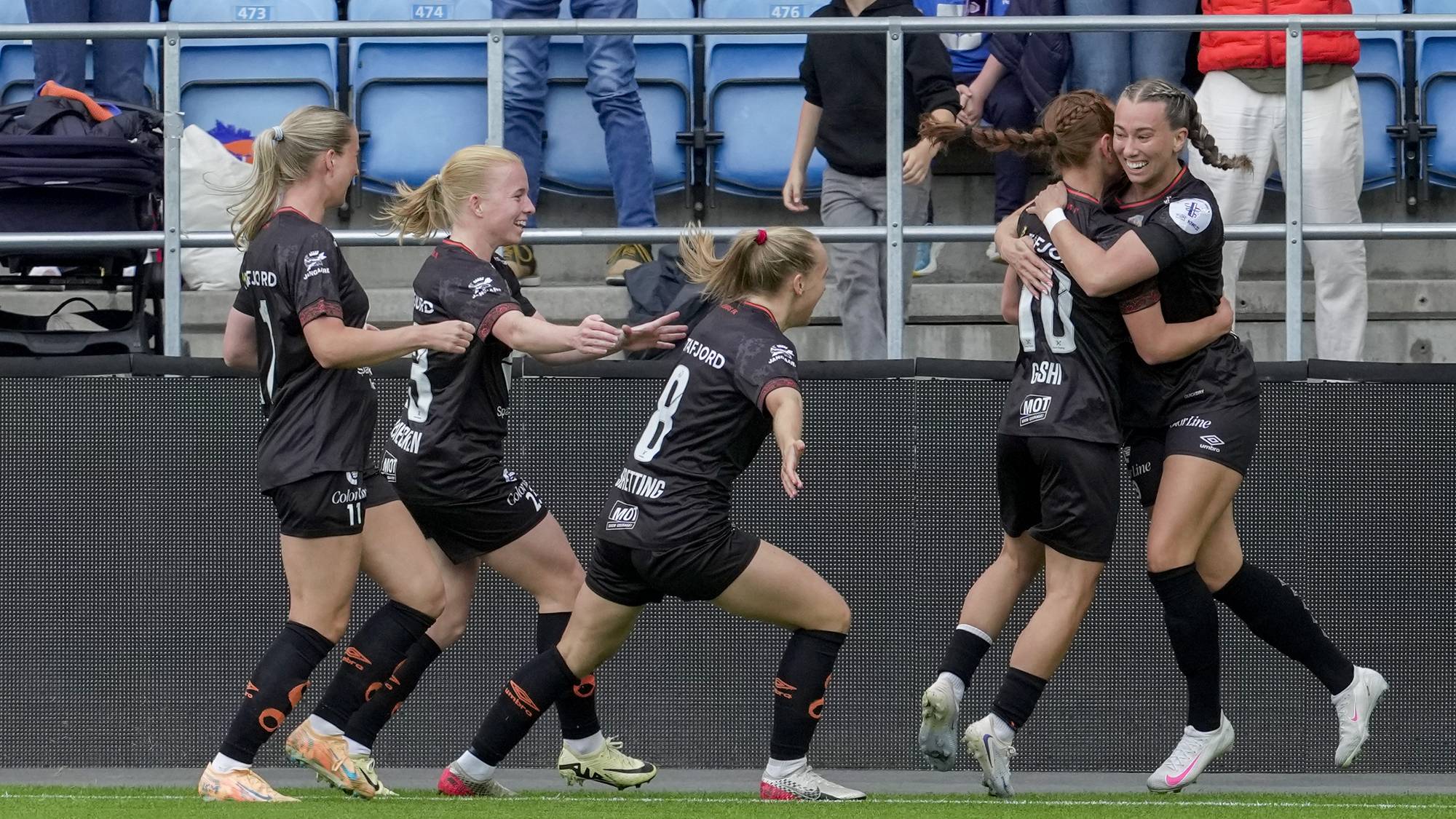 Oslo 20260906. Jubel etter skåring av Aalesund-spiller Katarina Dybvik Sunde under NM-finalen i fotball for kvinner mellom Brann – Aalesund på Ullevaal stadion i Oslo søndag. Foto: Terje Bendiksby / NTB