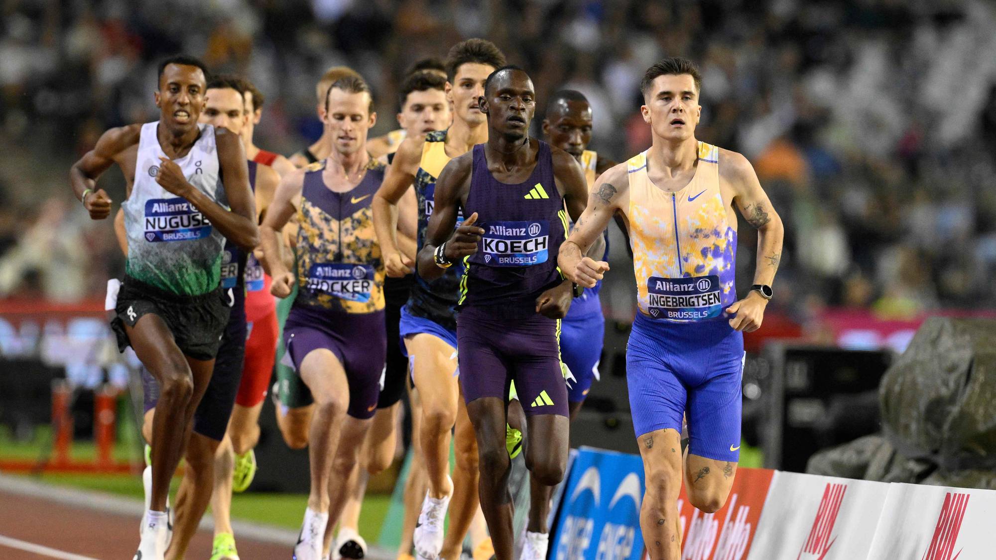 Jakob Ingebrigtsen leder et løpsfelt under et friidrettsstevne på en løpebane. (Bildebeskrivelsen er laget av en KI-tjeneste)