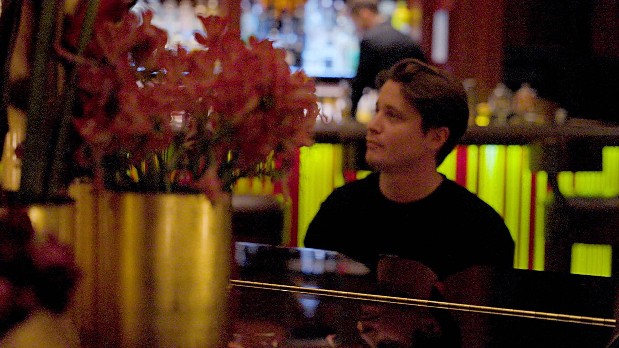 En mann sitter ved et piano