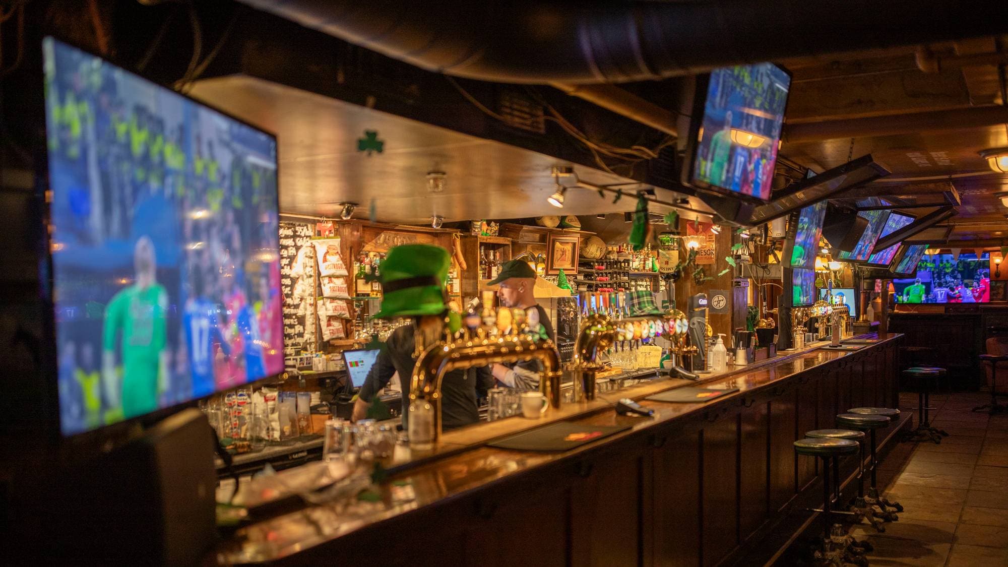 En bar med mange skjermer (Bildebeskrivelsen er laget av en KI-tjeneste)