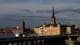 Leonhard Foeger / REUTERS,NTB Bilde av Stockholms stadshus og Riddarholmskyrkan. En bro med biltrafikk går over vannet foran bygningene. Det ligger skip i havnen. (Bildebeskrivelsen er laget av en KI-tjeneste)