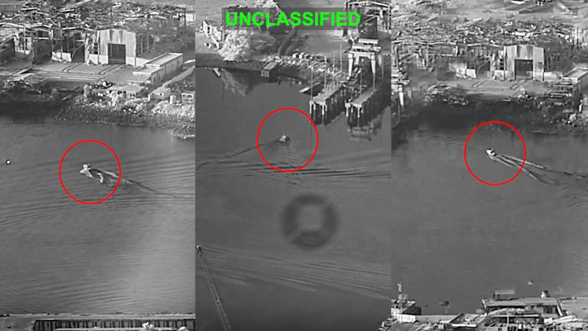 Svart-hvitt-bilde viser båter i et havneområde merket med røde sirkler. Bildet er fra det amerikanske militæret og skal vise et angrep på en marinebase i Iran. Illustrasjon. (Bildebeskrivelsen er laget av en KI-tjeneste)