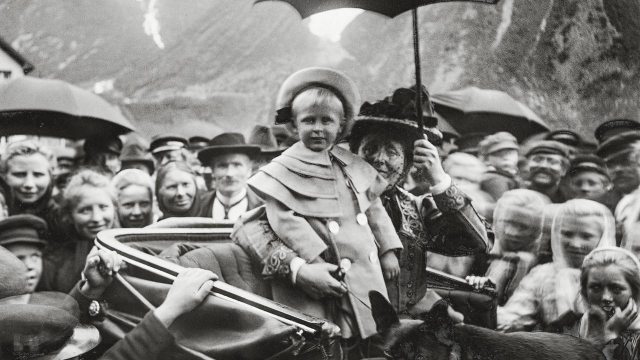 Dronning Maud og kronprins Olav. Fra signingsferden i Hjørundfjorden, 1906.