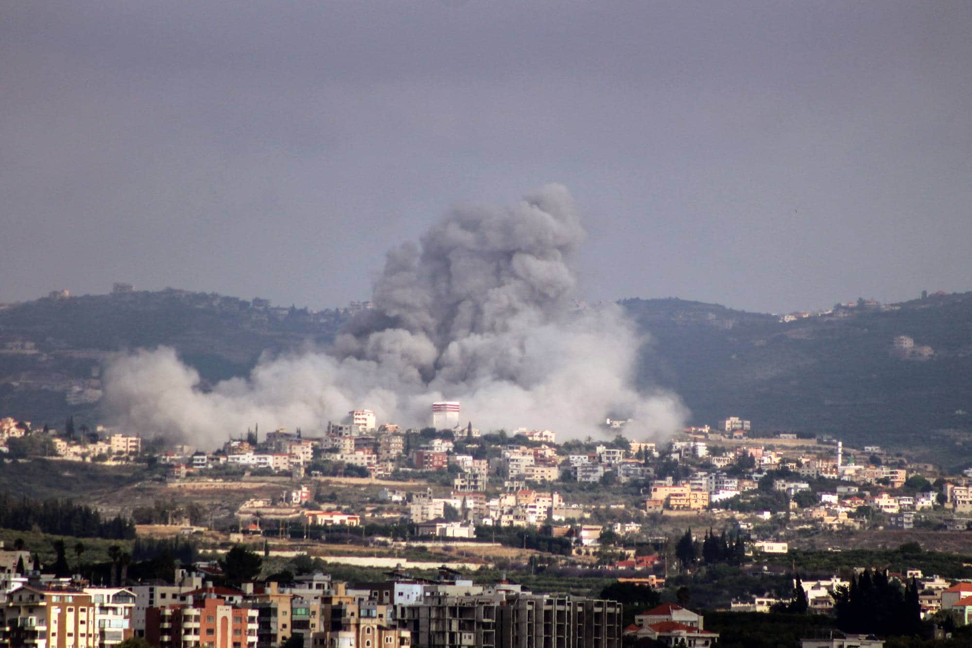 Røyk stiger opp fra byen Tyr i Libanon 26. mai. 