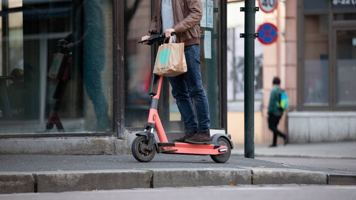 Nå kan Oslo forby elsparkesykler på fortau