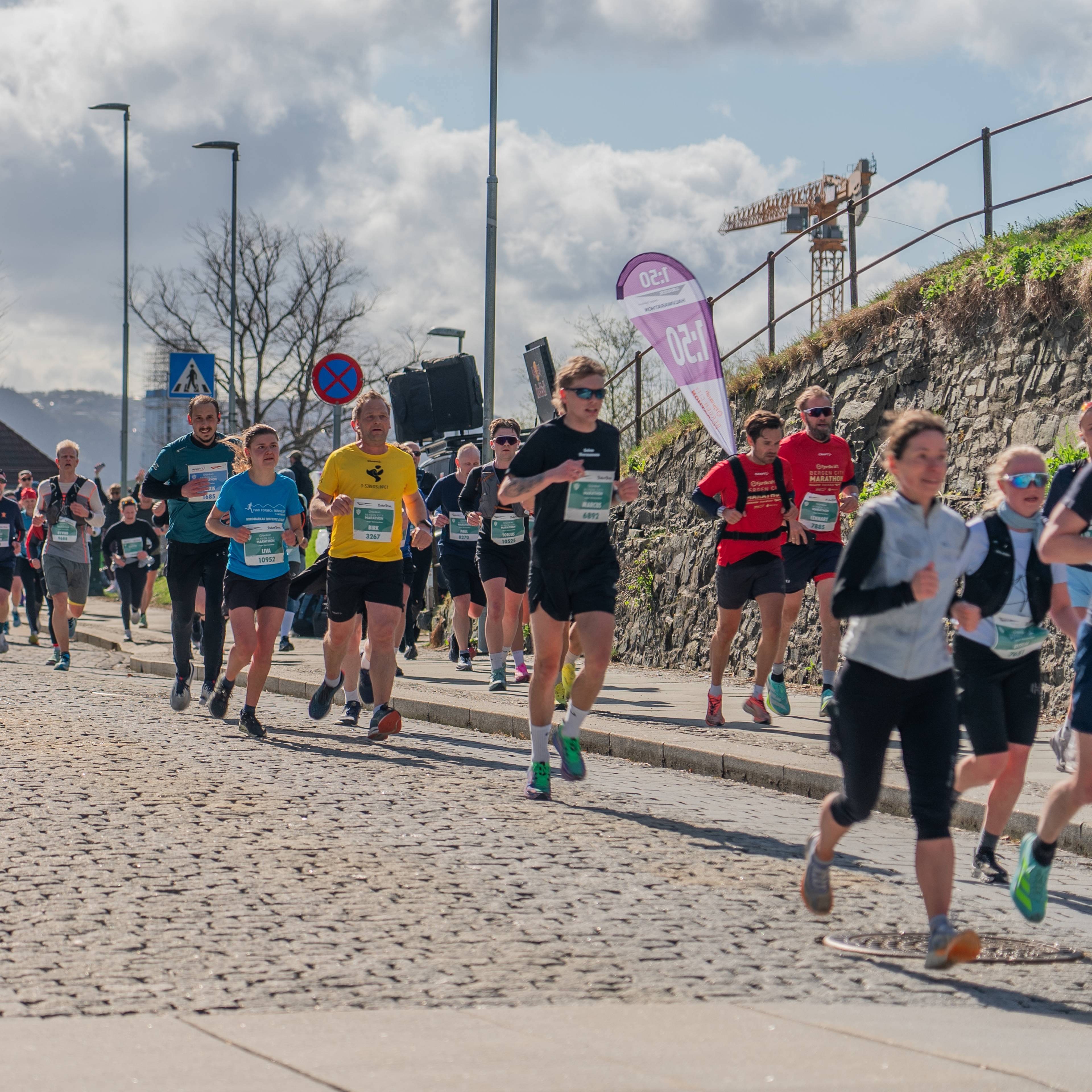 Bergen City Marathon: løparar på veg utover Nordnes i sola