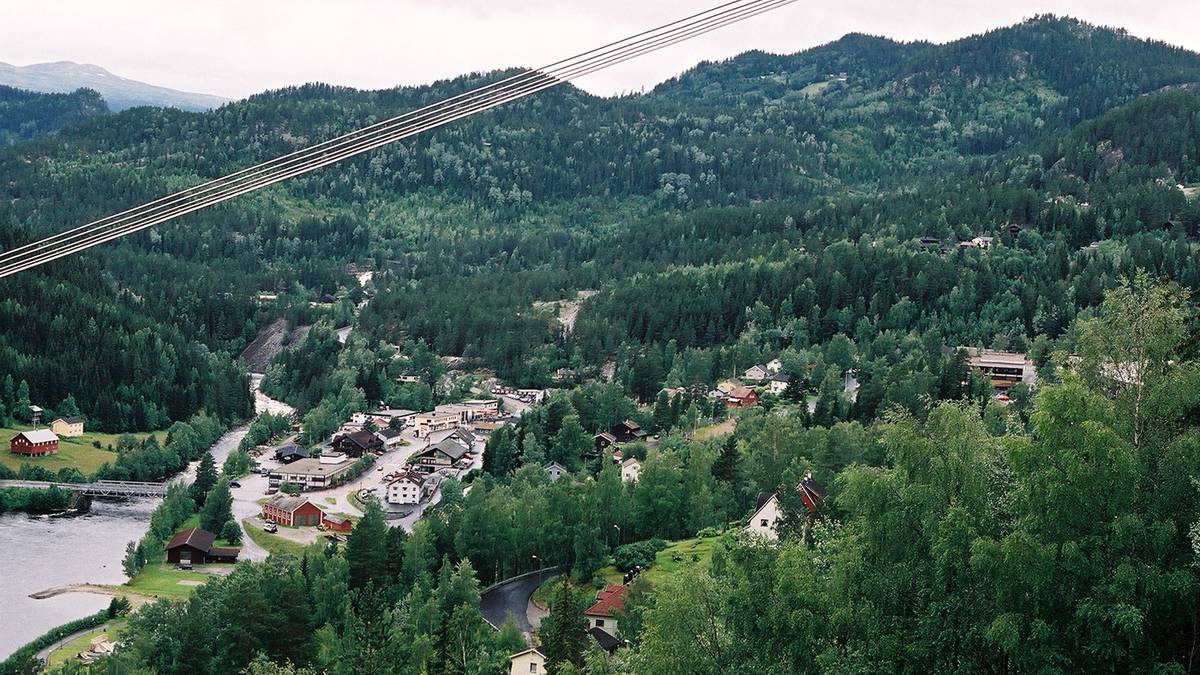 Mann døde etter å ha bli funnet voldsskadd i boligfelt