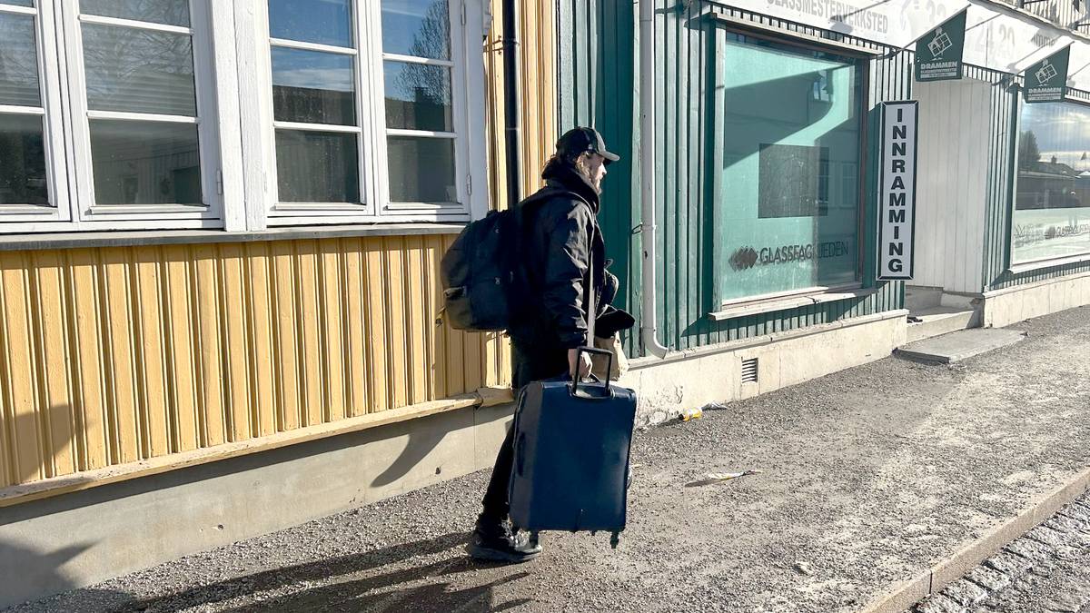 Mistet jobben onsdag, her henter han klærne sine fra brannruinene: – Jeg har 15 kroner på kontoen