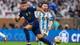 Manu Fernandez / AP,NTB Fotballspillerne Kylian Mbappé (Frankrike) og Lionel Messi (Argentina) er i duell om ballen. De spiller på en grønn gressbane mens publikum sitter bak dem.