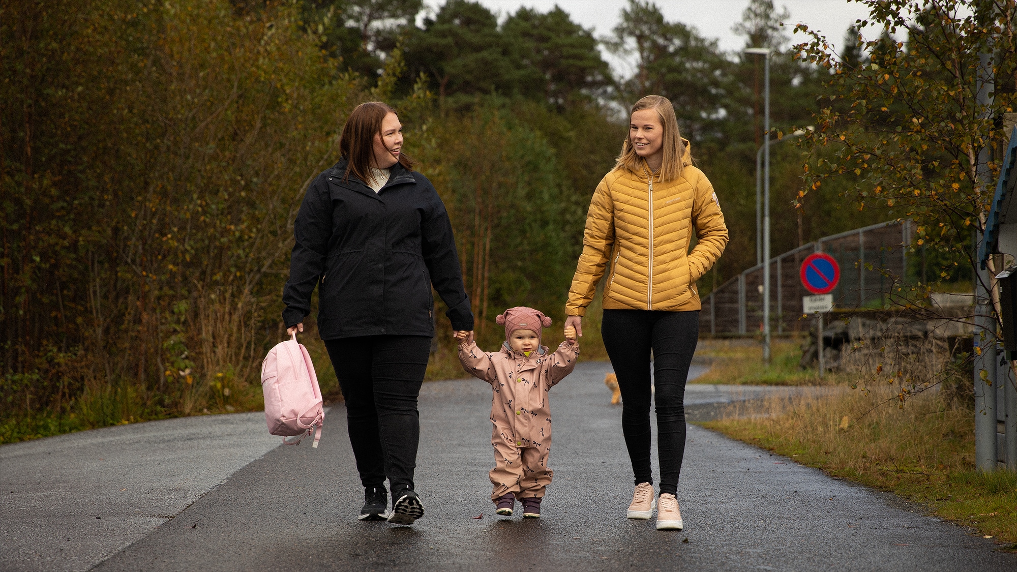 Bilde av Danielle og kjæresten som bærer datteren i mellom seg. 