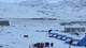 写真:ホテル オーロラ ヌーク / ロイター 雪景色の中で飛行機を眺める人々