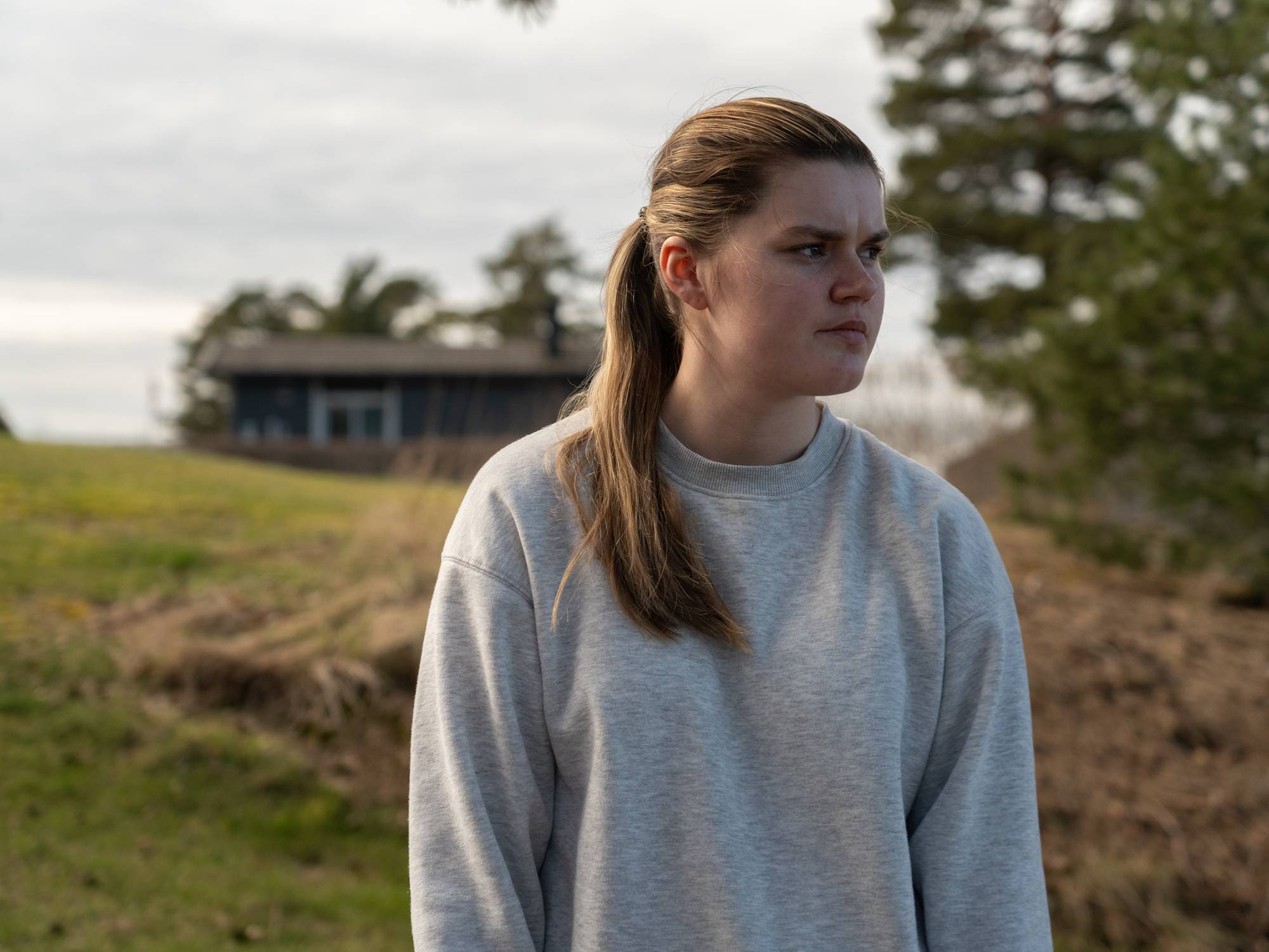 Kvinne ser skeptisk ut