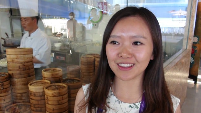 Ekte kinesisk mat får du bare i Kina, sier pressetalskvinne Tingting Niu ved Kinas paviljong på Expo 2015. - V_7W1D2Y4LvPlHs1px2QbgvO7QlEs00nRe9kge1OVobg