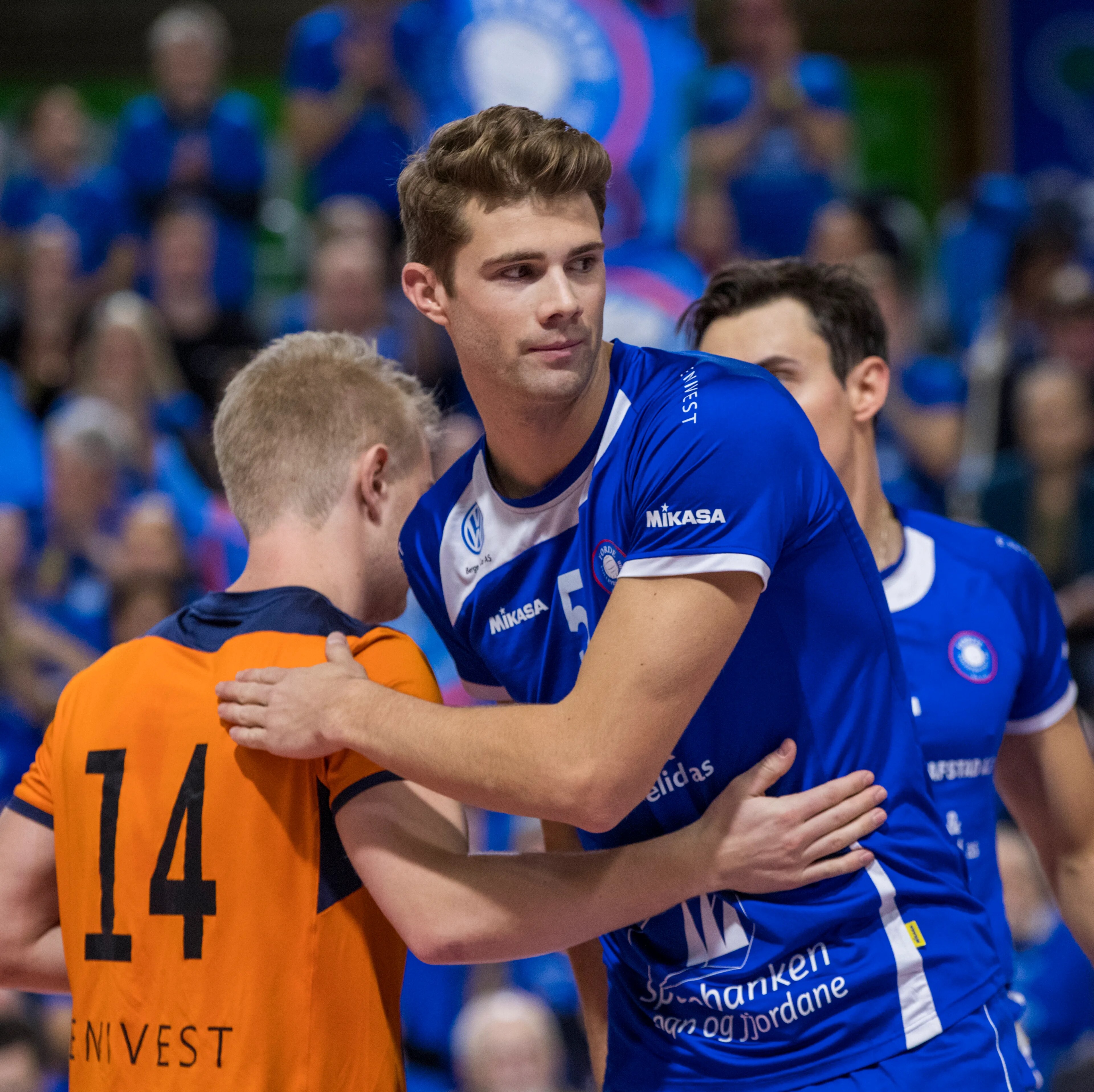 Anders Mol spiller volleyball innendørs
