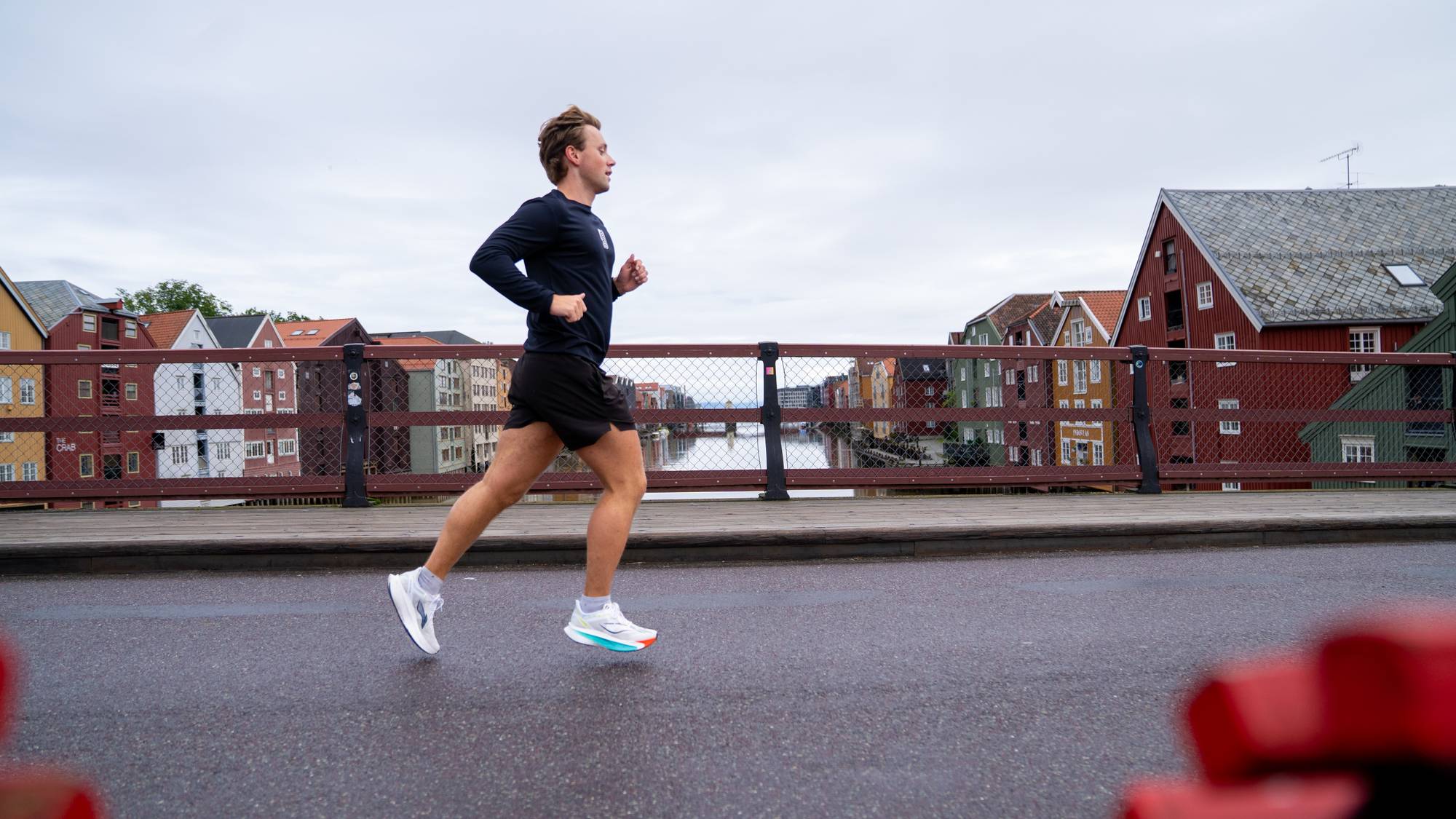 Odin Sørensen Tranås jogger over Gamle bybro i Trondheim.