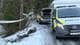 Jøte Toftaker / NRK To politibiler står parkert ved et snødekt hus. Det er satt opp politisperringer i området. (Bildebeskrivelsen er laget av en KI-tjeneste)