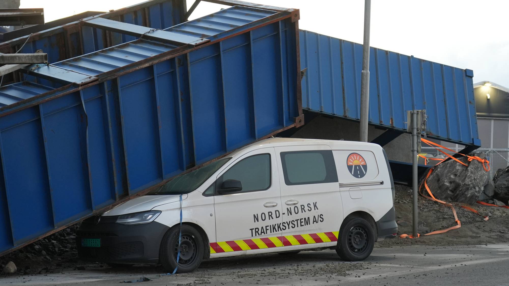  En konteiner blåst inn i en bil I Hammerfest