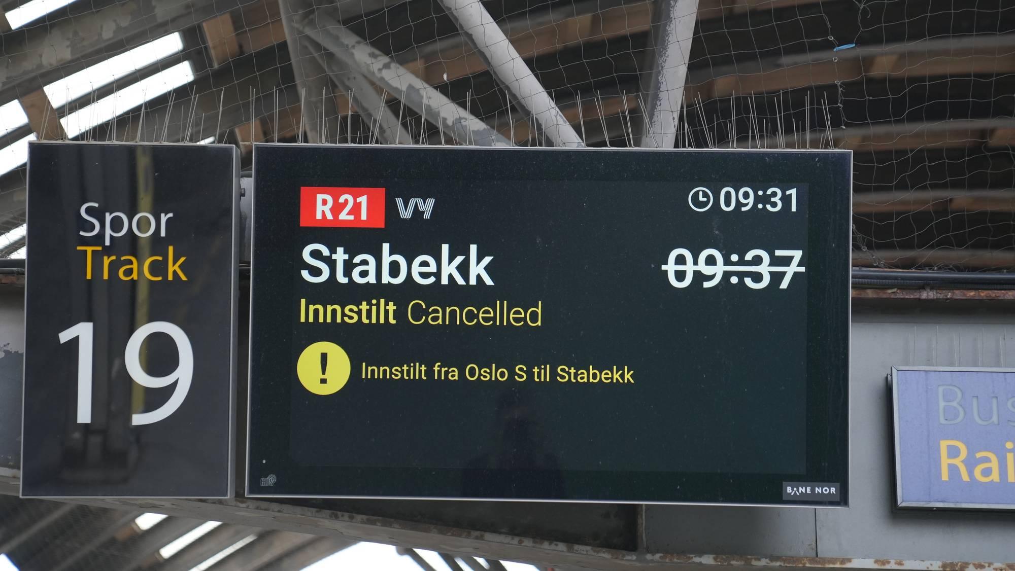 Skilt på Oslo S viser at tog R21 til Stabekk er innstilt fra spor 19. 
