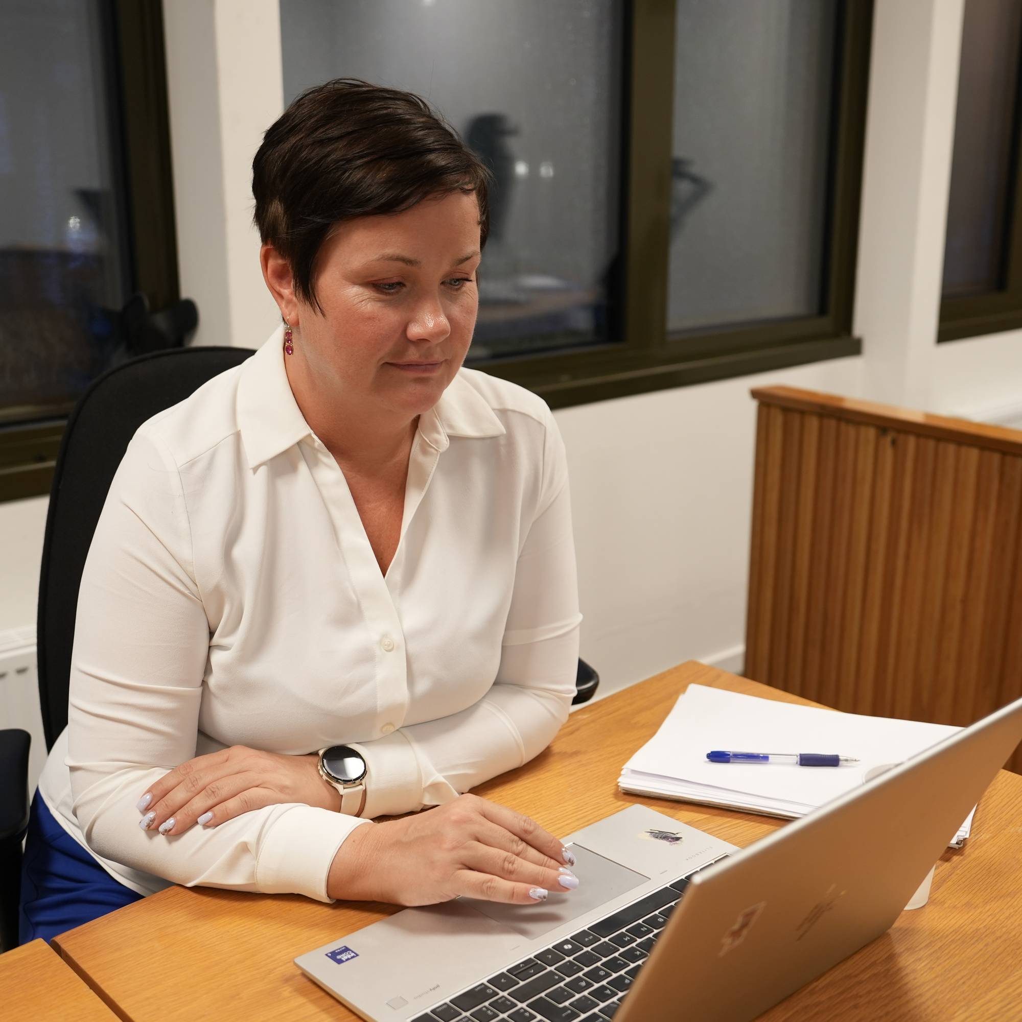 Politiadvokat Linn Marie Søfteland ved PC-en sin i rettsmøte i Hordaland tingrett. 