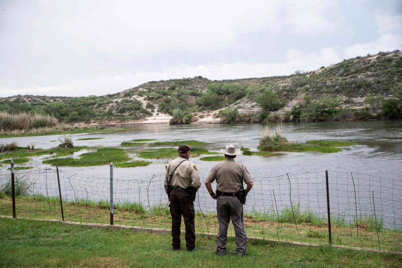 Amerikanske grensevakter ser utover Rio Grande
