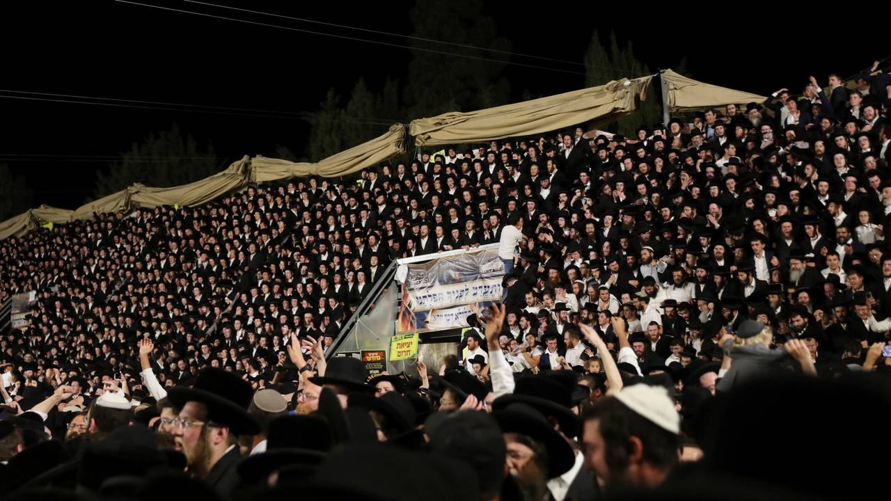 Tusenvis av ultraortodokse jøder var samlet for å markere
høytiden Lag Ba'Omer, ved fjellet Meron nord i Israel.