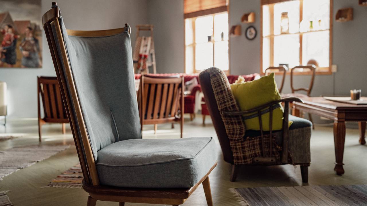 Marthe Spjelkavik Nordset har gamle møblar i atelieret sitt