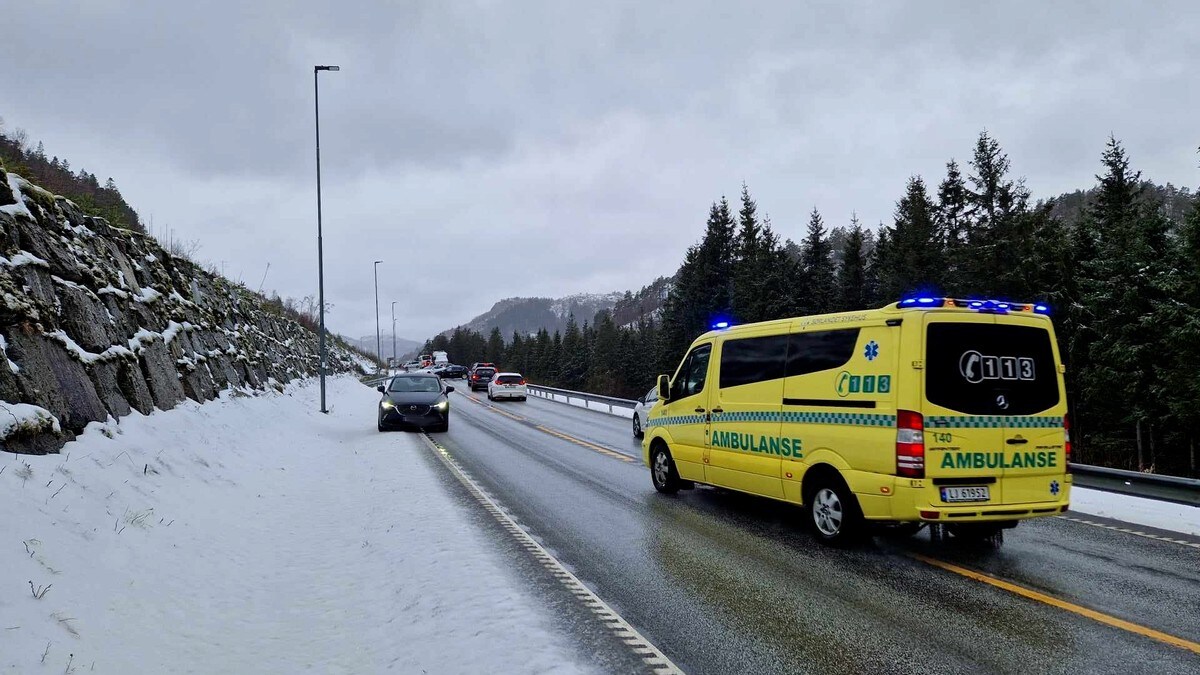 To personer til sykehus etter trafikkulykke på E39