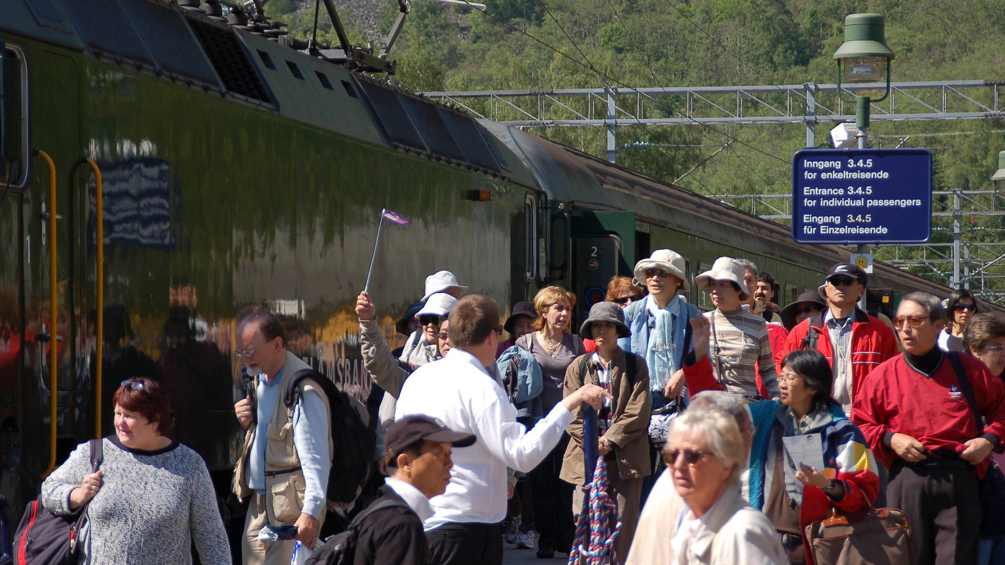 Flåm stasjon med turistar
