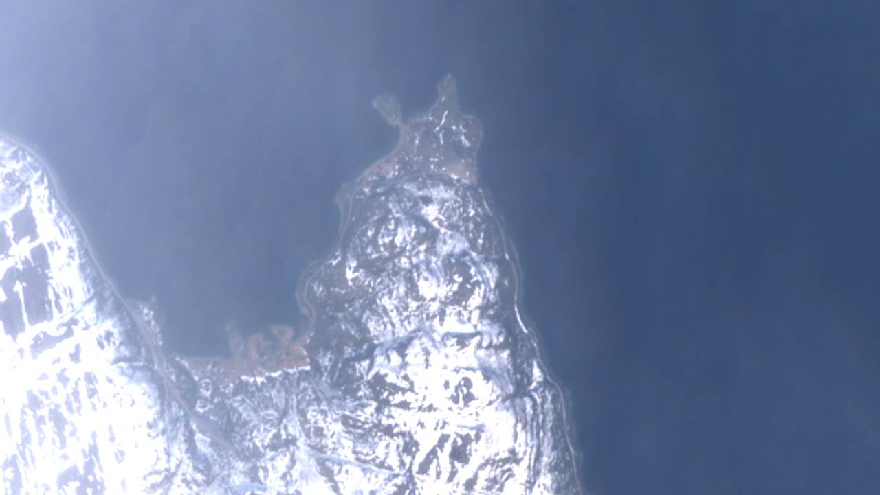 Kråknes i Alta før og etter skredet onsdag 3. juni. Bildene er hentet fra Nasjonalt bakkesegment for satellittdata.