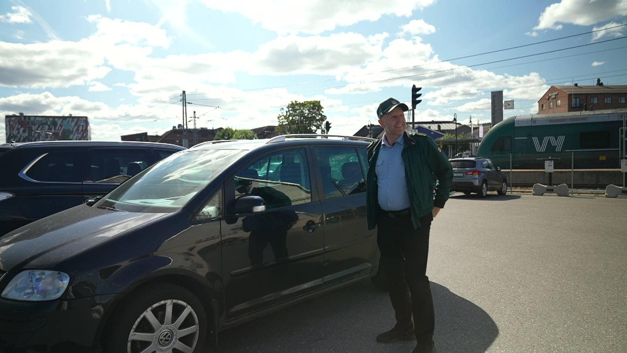 Sveinung Groven har akkurat kommet ut av bilen på vei til jobb som konduktør i tog.